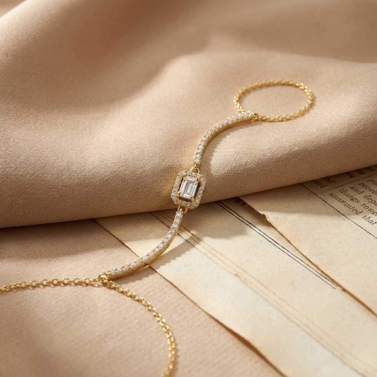 Handketting met kristallen in smaragdslag