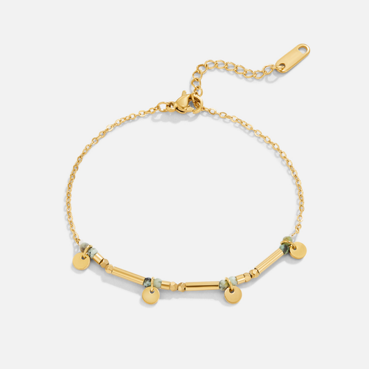 Armband mit goldenen Plättchenperlen