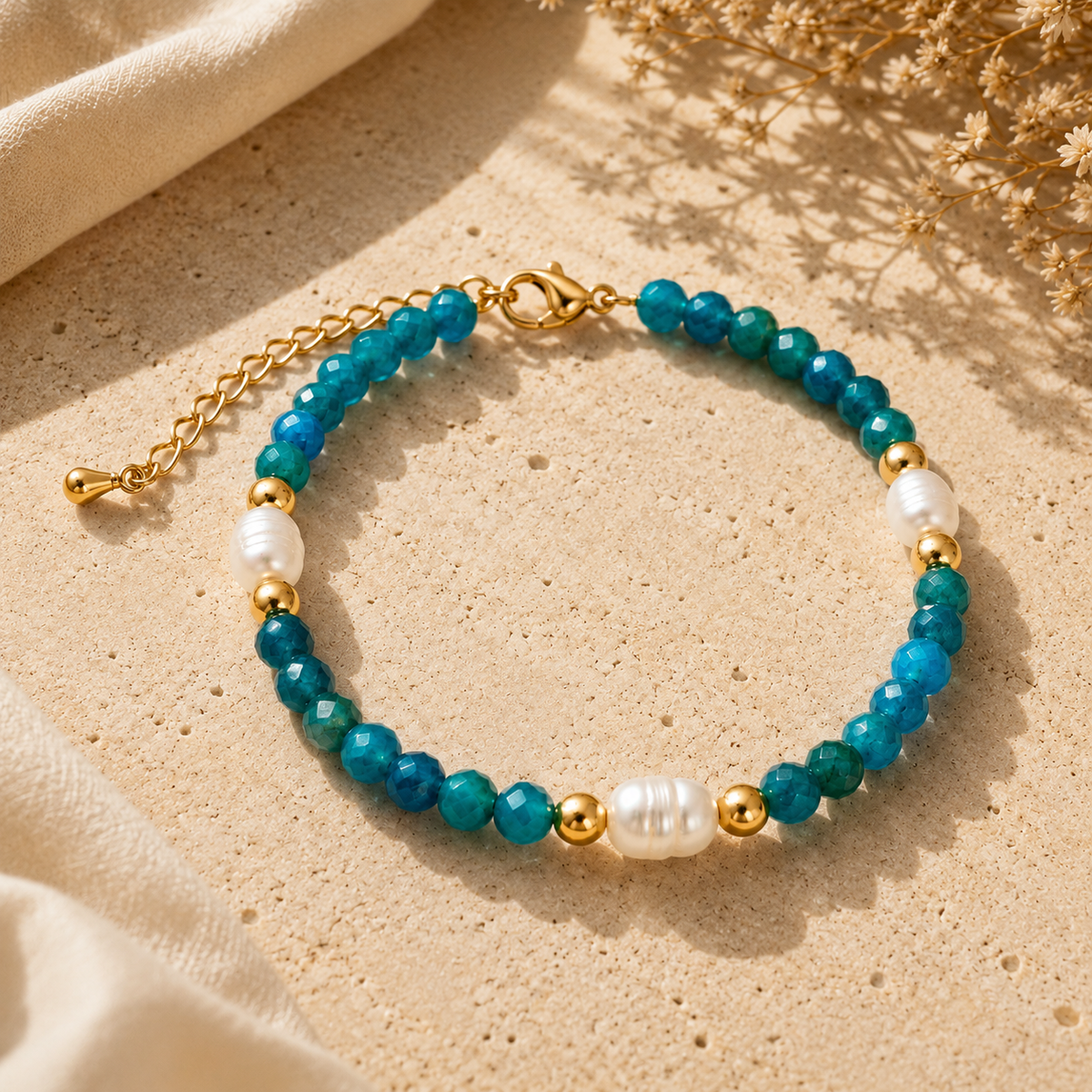 Armband mit türkisfarbenen und perlenartigen Perlen