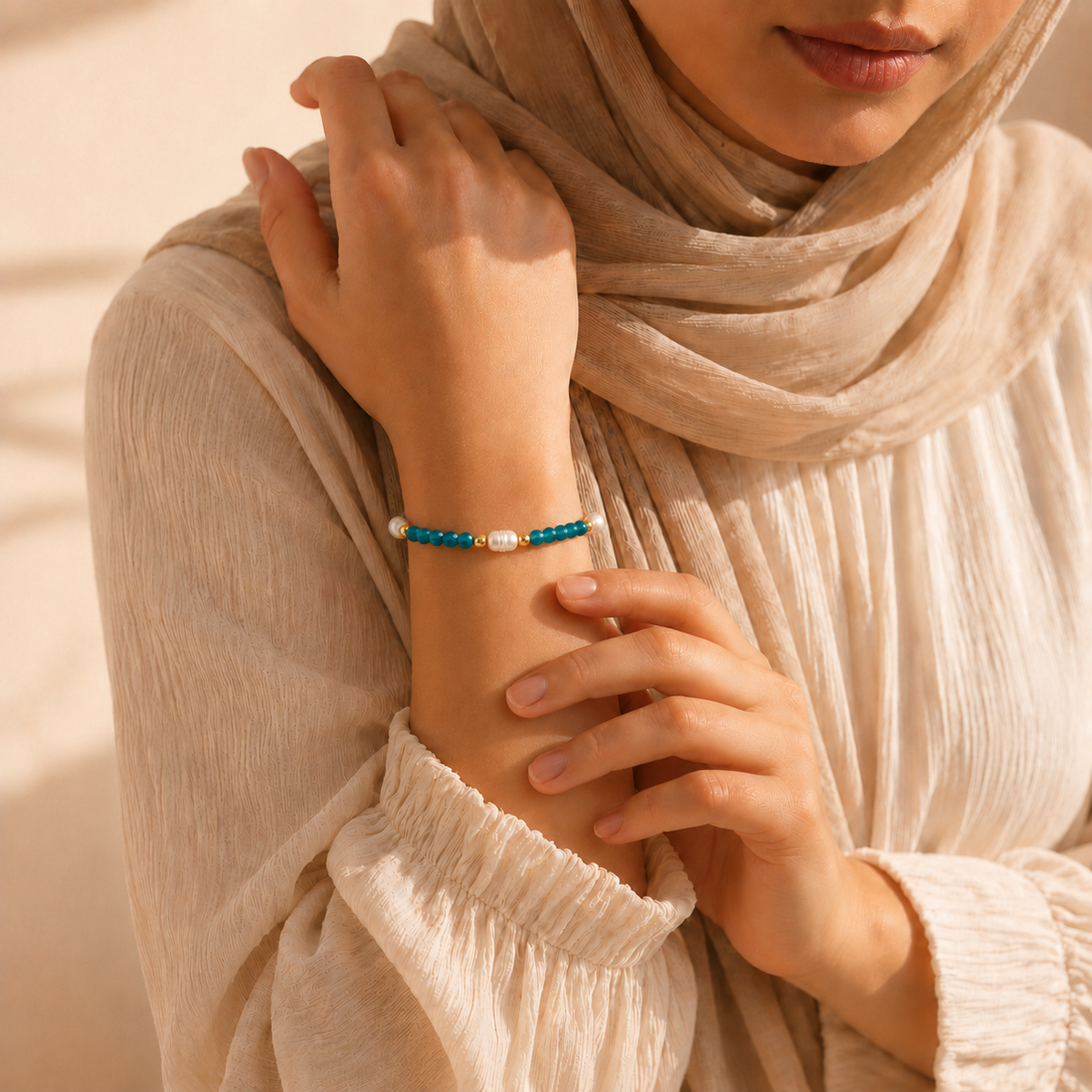 Armband mit türkisfarbenen und perlenartigen Perlen