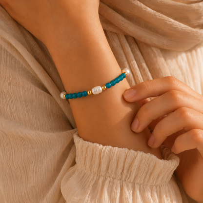 Armband mit türkisfarbenen und perlenartigen Perlen