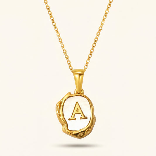 Halskette mit Initialen-Medaillon aus Perlmutt