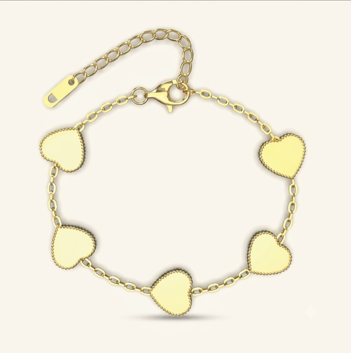 Armbånd med fem hjerte-charms