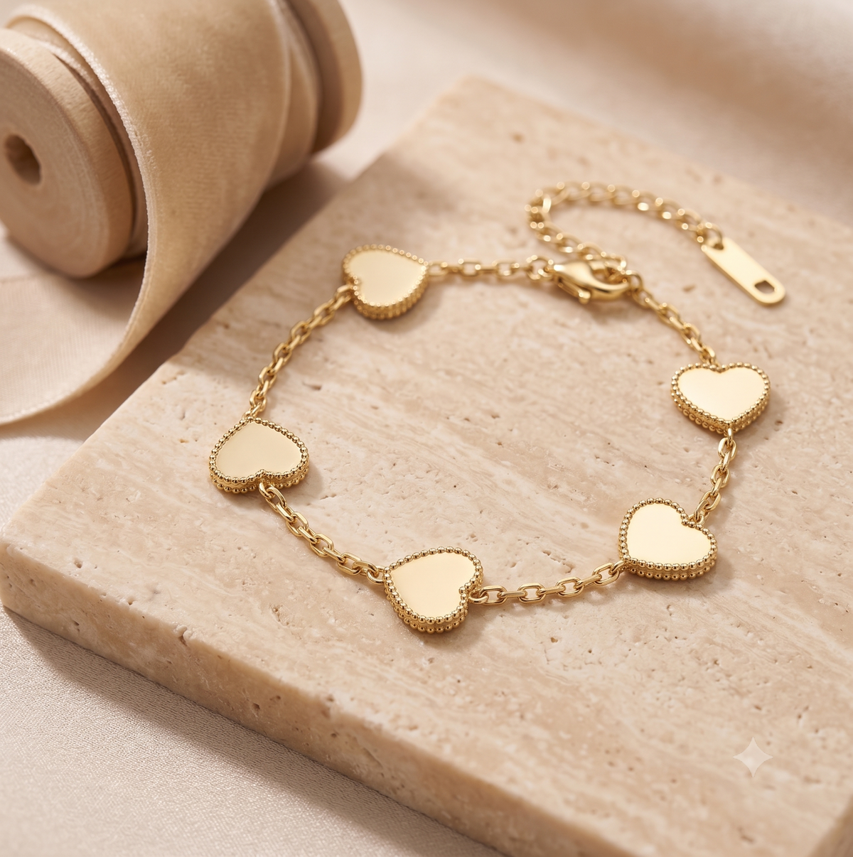 Armbånd med fem hjerte-charms